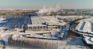 冬季建设大型工厂，从空中俯瞰大型工厂.. 现代工厂或商业建筑